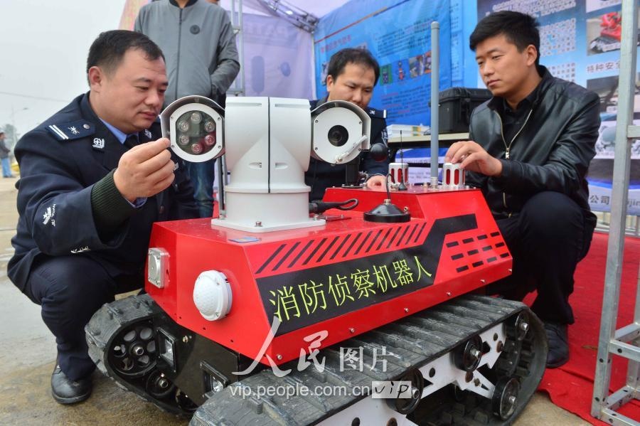 北京凌天攜消防滅火機(jī)器人、偵查機(jī)器人助力人全國(guó)危化品應(yīng)急救援