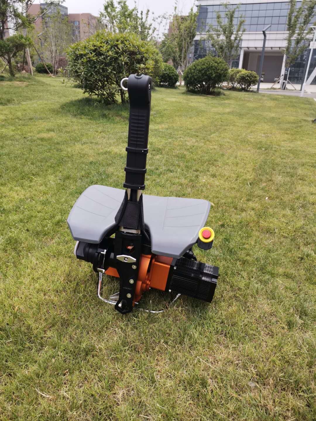 最危險的救援，理應有更安全的裝備，座椅式自動升降機電動上升器，專為高層救援，風電作業(yè)設計