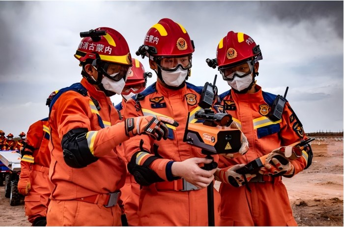 1757043546390485.jpg 內(nèi)蒙古消防開展“北疆藍(lán)光·2025”全區(qū)消防救援隊伍地震災(zāi)害救援實戰(zhàn)拉動演練.jpg